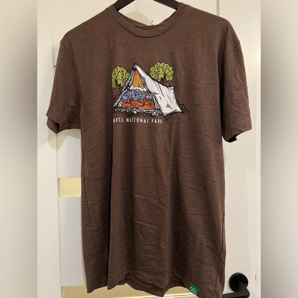 New Arches Tent National Park Camp T-Shirt Coffee Gender-Neutral Medium NWT - Picture 1 of 11
